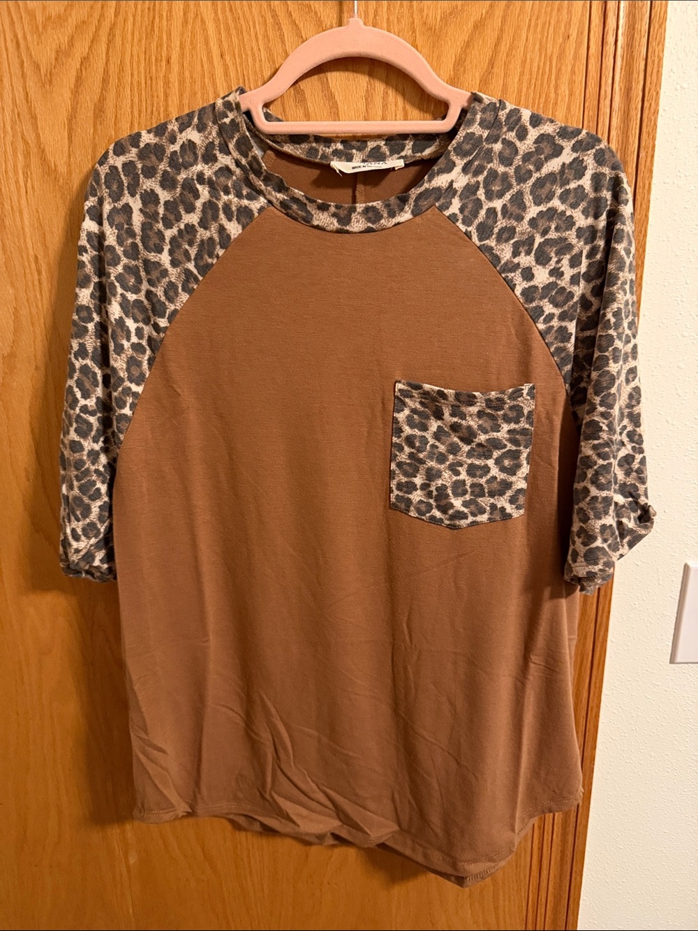 🫶🏼5 for $45!!🫶🏼Zenana Outfitters Brown Raglan Tee with Leopard Accent Pocket